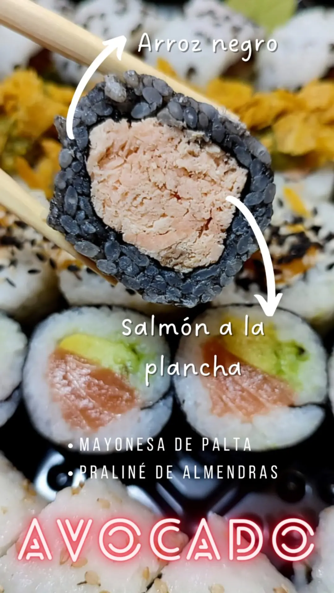 Roll Avocado cortado, con sus ingredientes a la vista