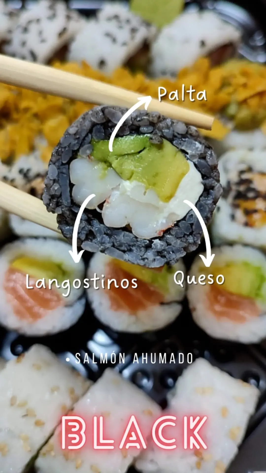Roll Black cortado, con sus ingredientes a la vista