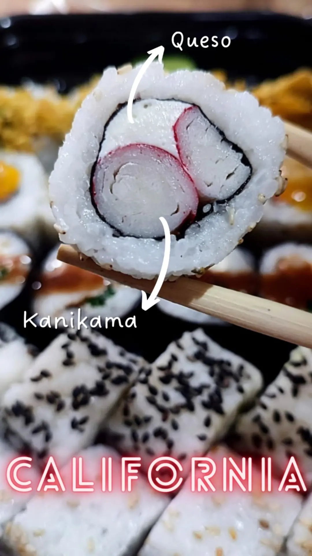 Roll California cortado, con sus ingredientes a la vista
