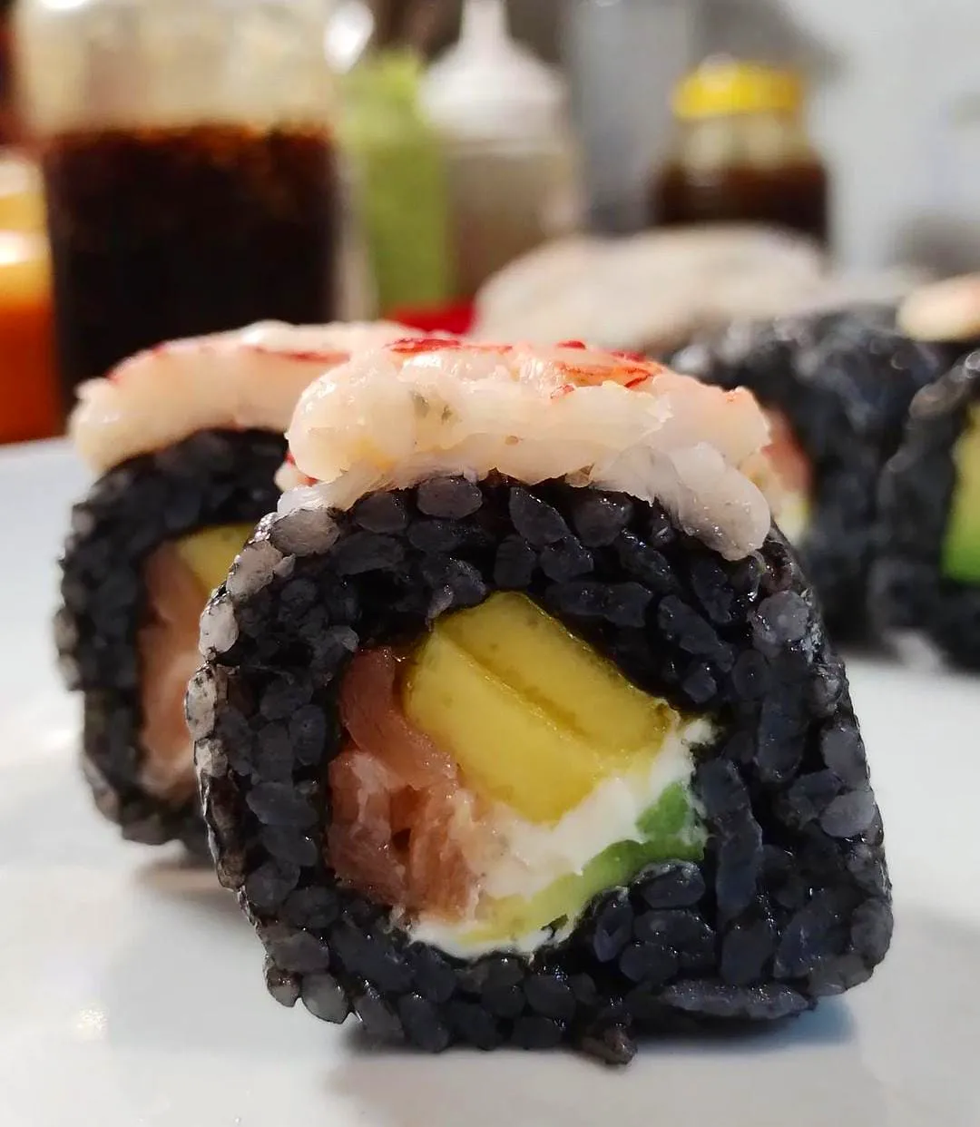 Roll Cuba cortado, con sus ingredientes a la vista