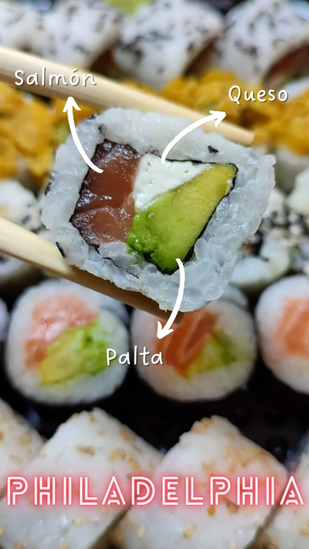 Roll Philadelphia cortado, con sus ingredientes a la vista