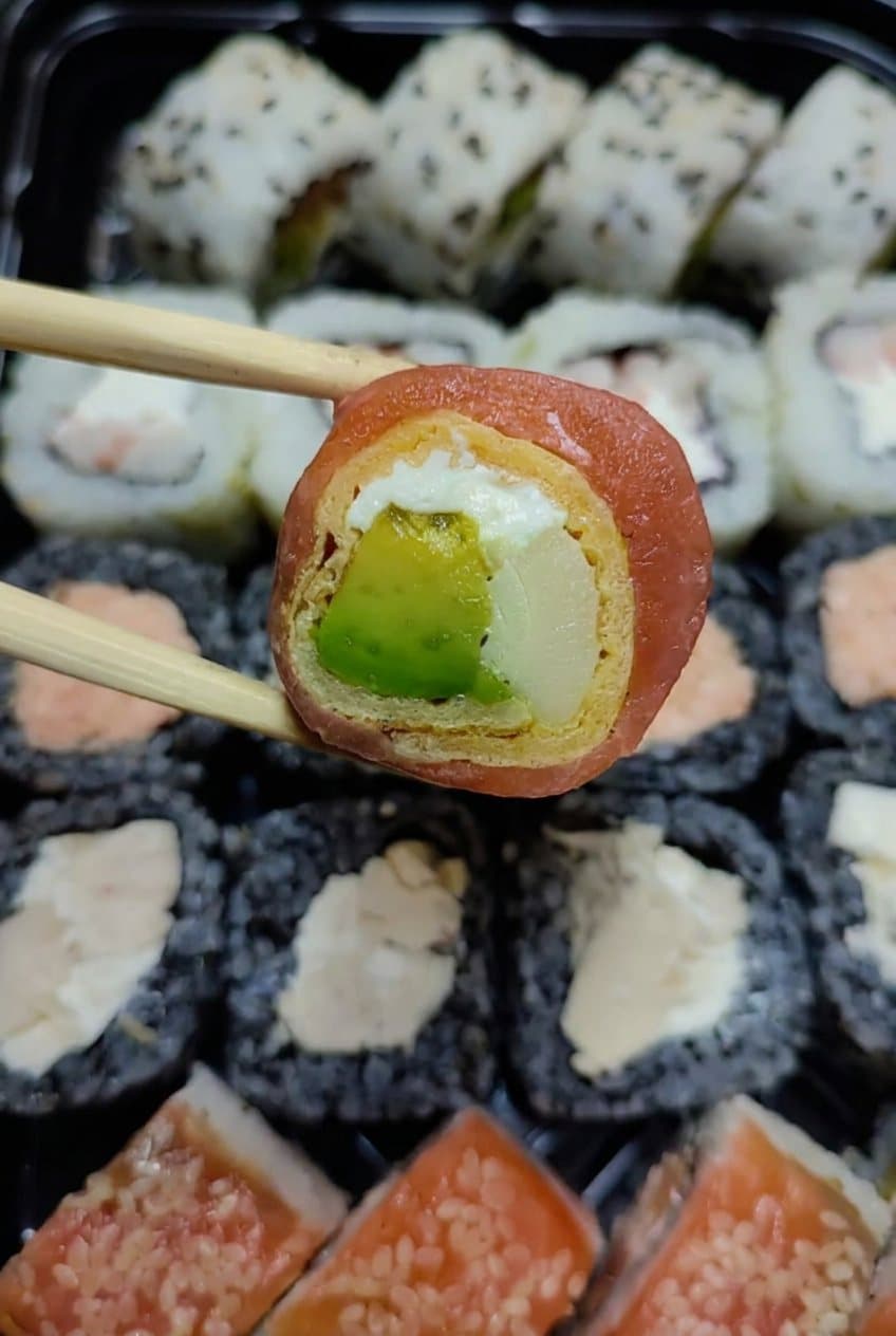 Roll Placer cortado, con sus ingredientes a la vista