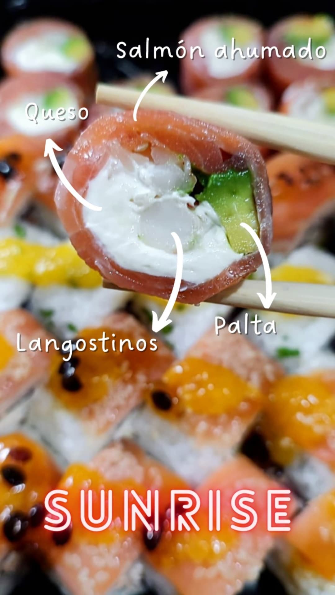 Roll Sunrise cortado, con sus ingredientes a la vista