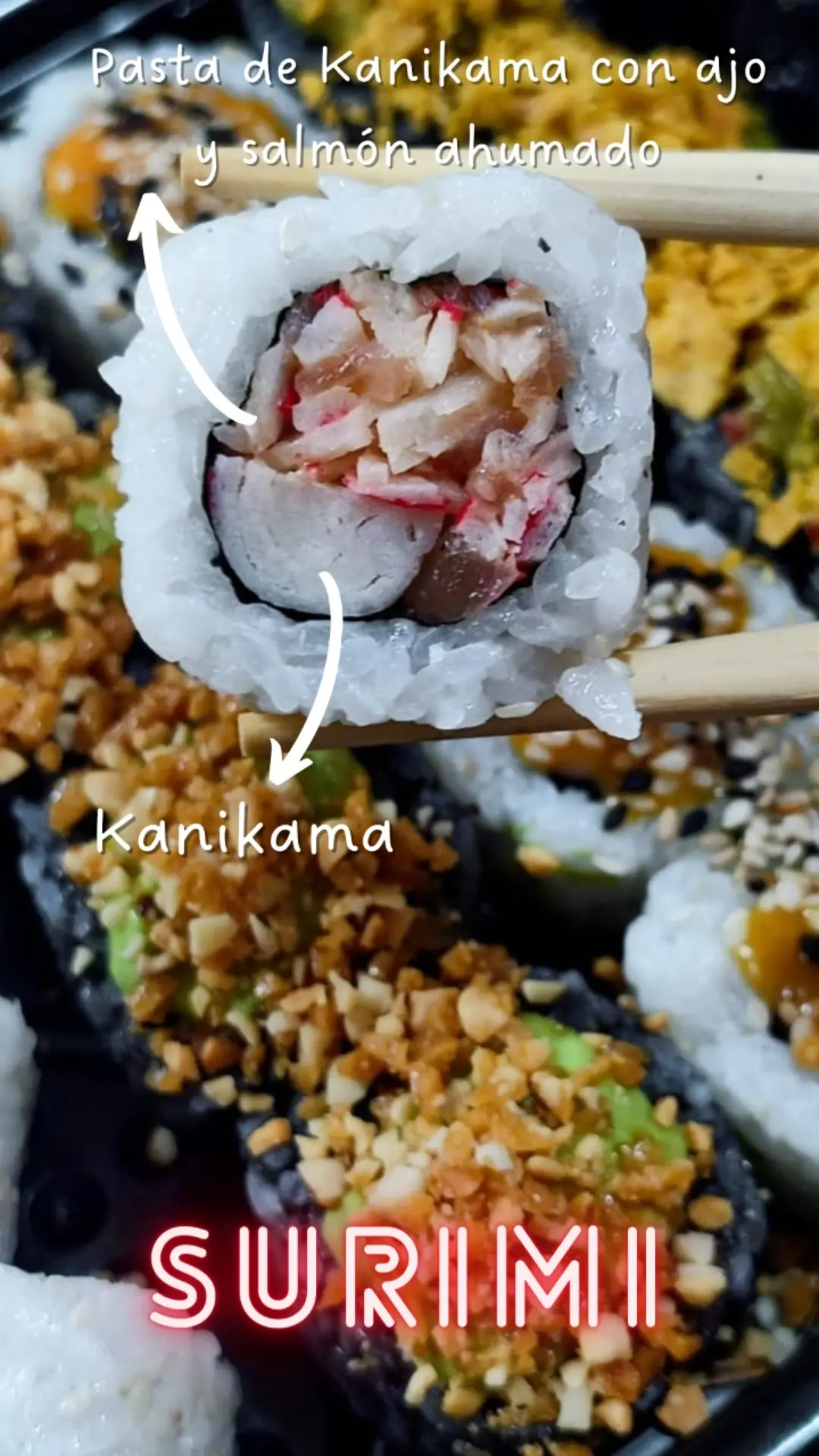 Roll Surimi cortado, con sus ingredientes a la vista