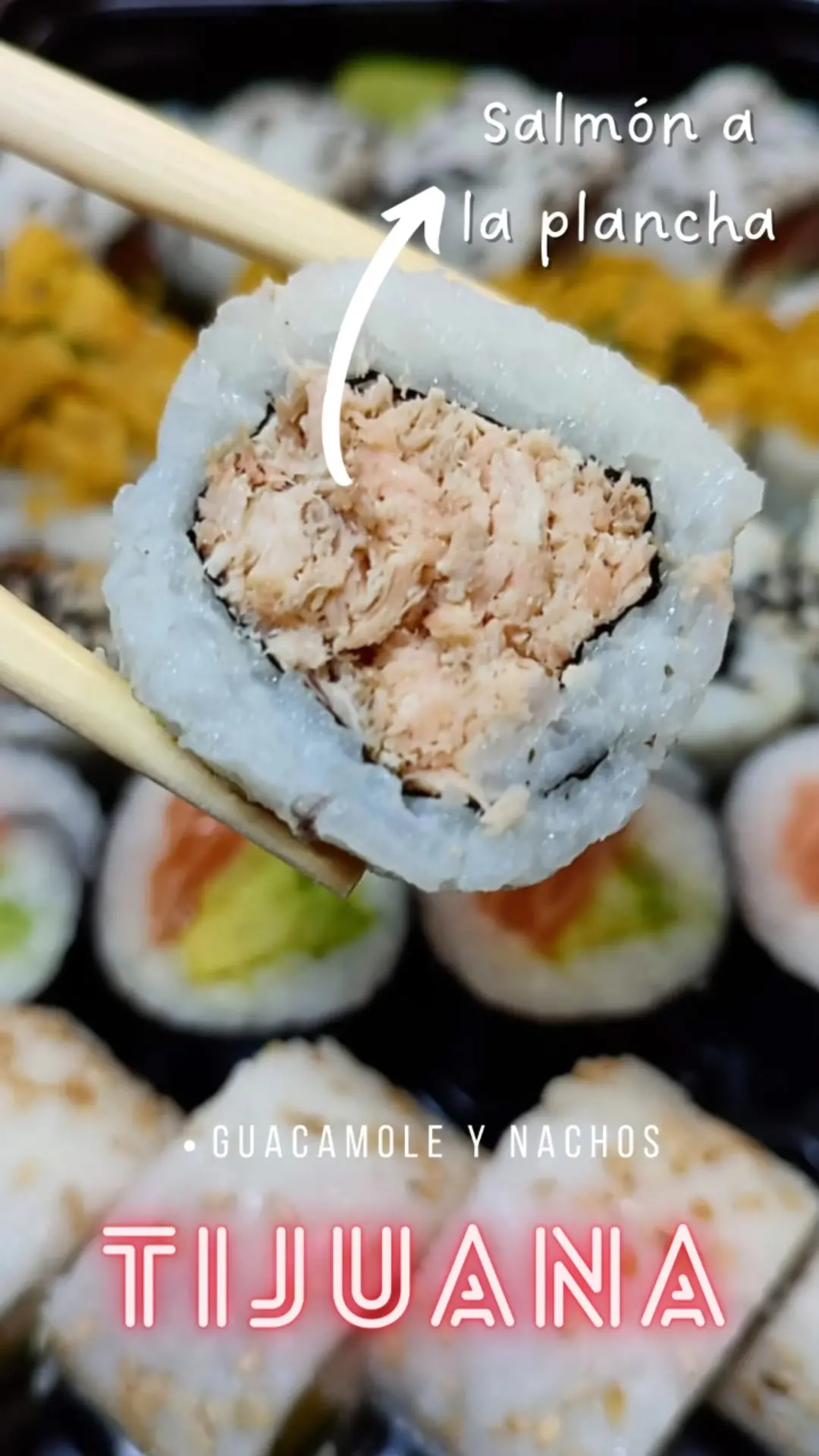 Roll Tijuana cortado, con sus ingredientes a la vista