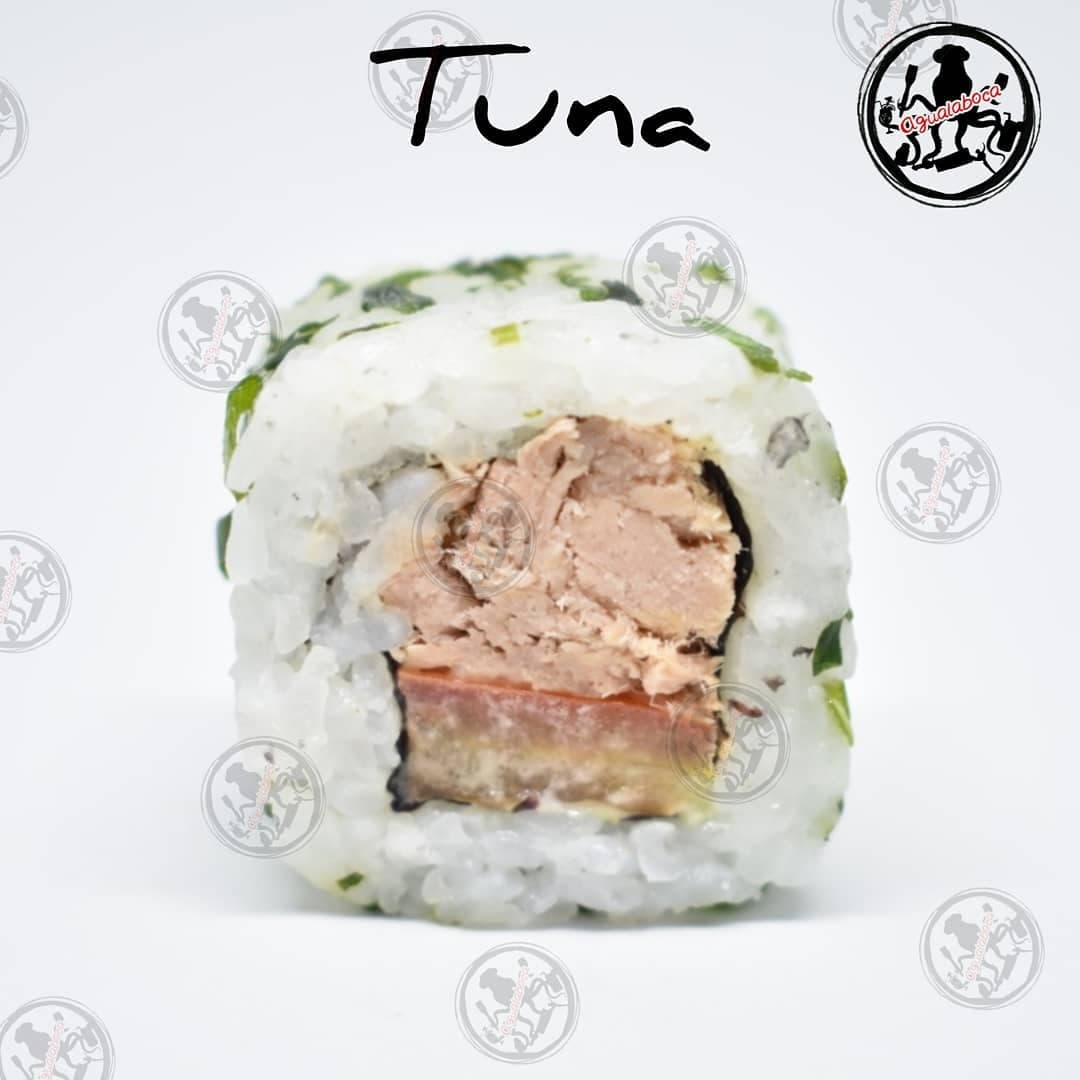 Roll Tuna cortado, con sus ingredientes a la vista